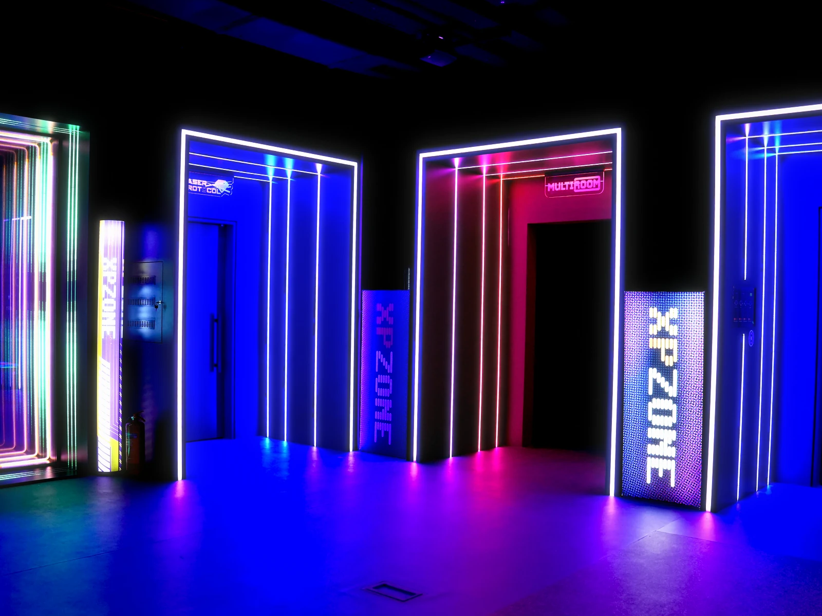 XPZONE İstanbul’daki neon koridor ve oyun odası kapıları